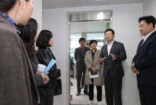 이상일 용인특례시장, 백봉초 체육관·용천초 어울림센터 현장 점검
