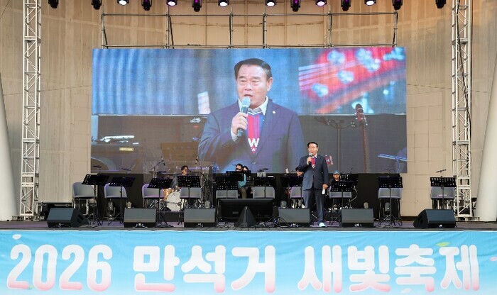수원특례시의회, 만석거 새빛축제 참석...