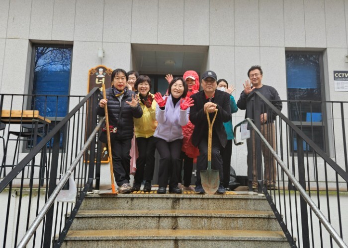 광명5동 주민자치회, 너부대공원 꽃을...